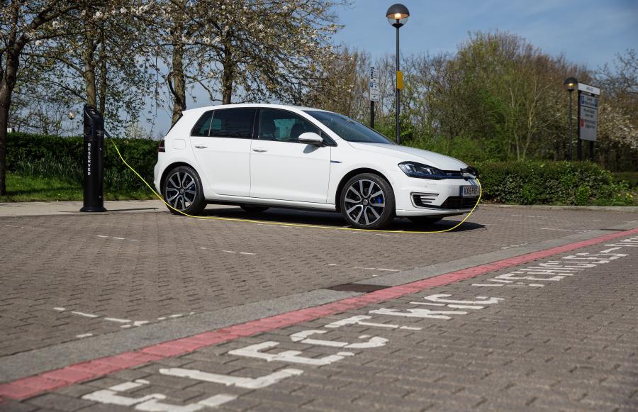  Volkswagen Golf GTE 2015 года  (UK) (фото 10 из 22)
